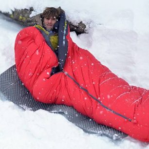 Zimní spacák není teplý. Spacák totiž nehřeje, ale izoluje. Jestliže promrzlí vlezeme do spacáku, tak se příliš nezahřejeme. V prokřehlých nohách je omezen krevní oběh a tělo tolik netopí.