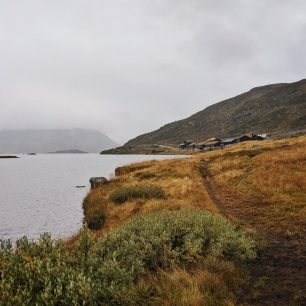 Opouštíme Haukeliseter na břehu jezera Stavatn. Trek v jižním Norsku.
