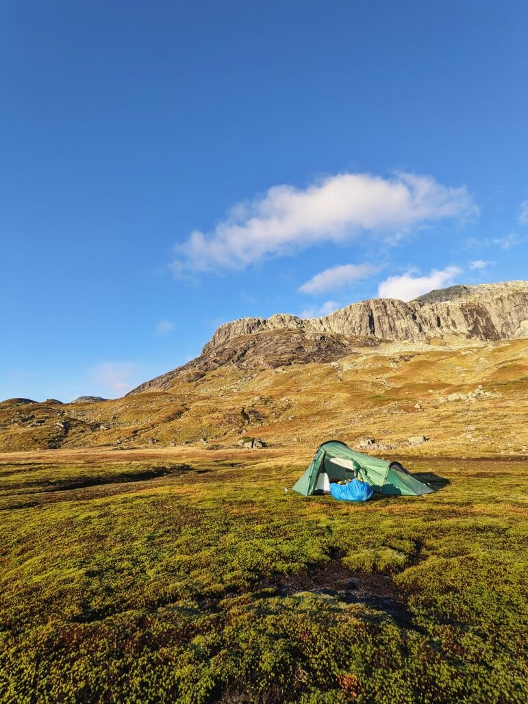 První noc na treku u jezera Stavatn. Trek v jižním Norsku.