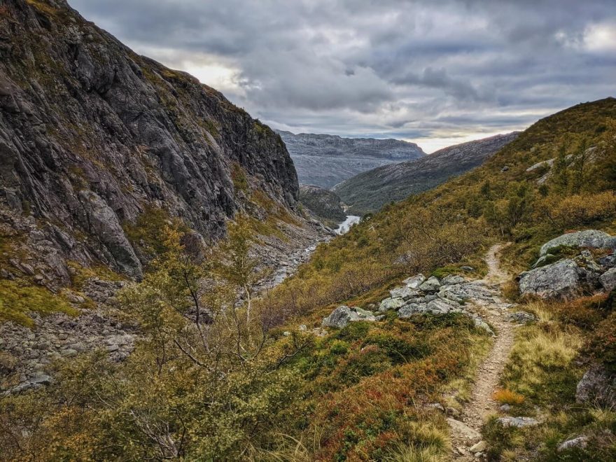 Soutěska vedoucí k jezeru Skitstølvatnet. Trek v jižním Norsku.