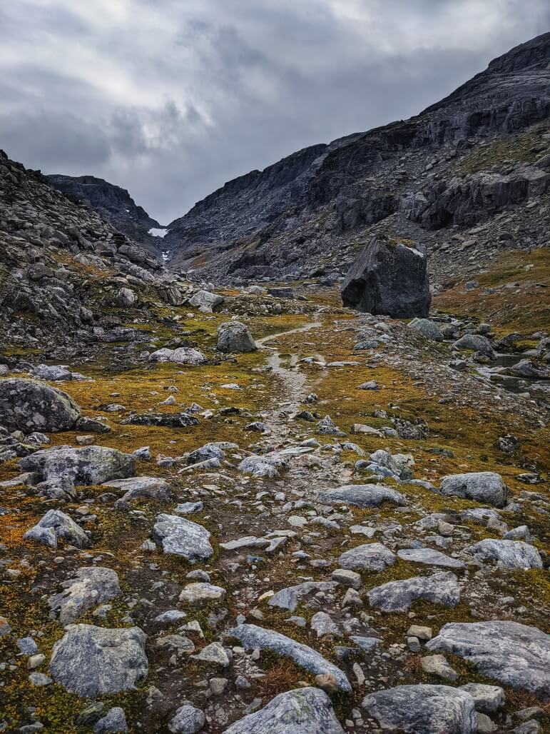 Náročný úsek trasy, na jehož konci nás čekalo přehoupnutí do země nikoho. Trek v jižním Norsku.