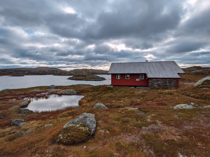 Naše první noc pod střechou - DNT chata Vassdalstjørn. Trek v jižním Norsku.