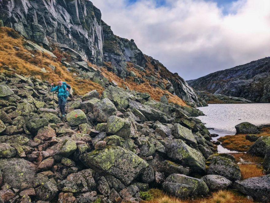 Typické zdolávání trasy "na kamzíka". Trek v jižním Norsku.