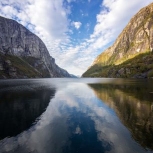 Dechberoucí pohled na Lysefjord. Trek v jižním Norsku.