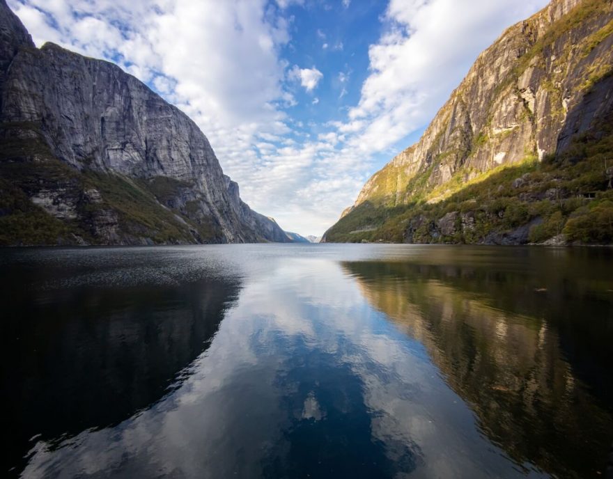 Dechberoucí pohled na Lysefjord. Trek v jižním Norsku.