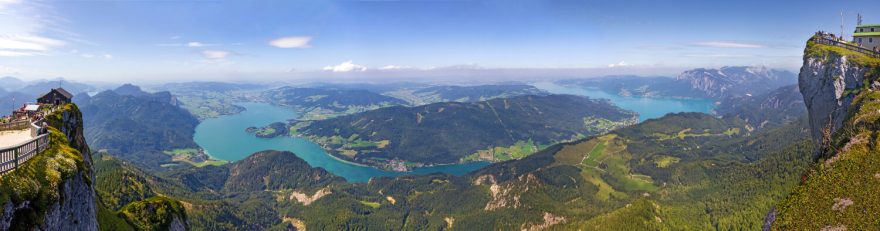 Panoramatický pohled na jezera Attersee a Mondsee z vrcholu Schafberg. Solná komora, rakouské Alpy