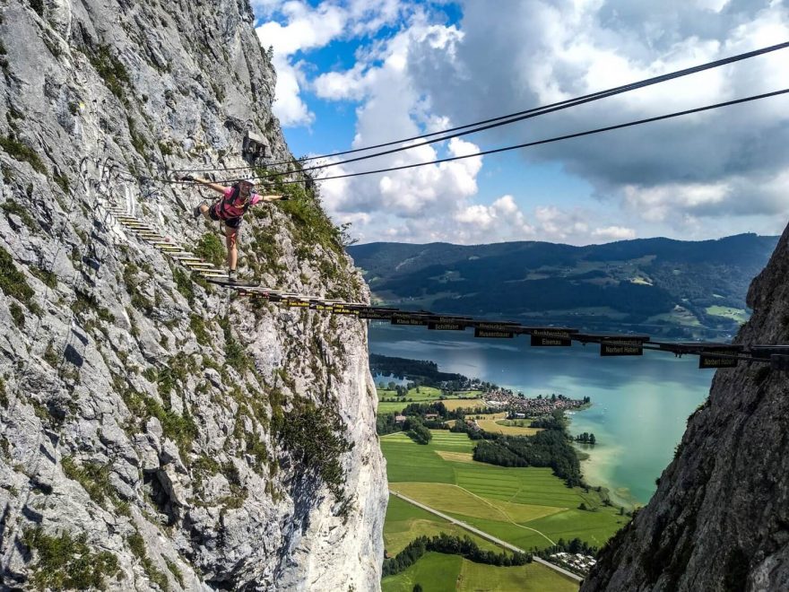 Přechod visutého mostu je adrenalinovou vsuvkou na feratě Drachenwand nad jezerem Mondsee, Solná komora, Rakousko, Alpy