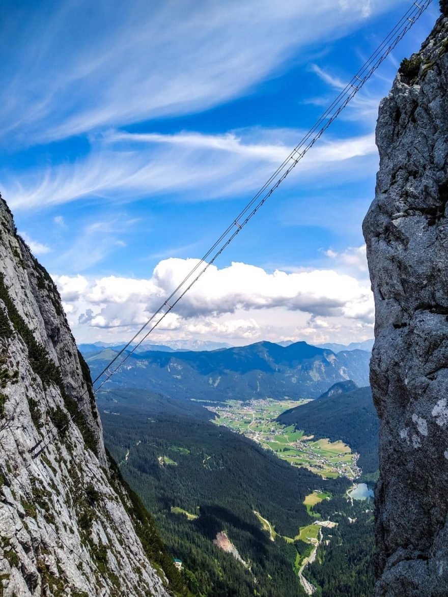 Žebřík do nebe neboli Himmelsleiter je vzdušným zážitkem na ferratě Intersport na vrchol Donnerkogel nad jezerem Vorderer Gosausee, Solná komora, Rakousko, Alpy