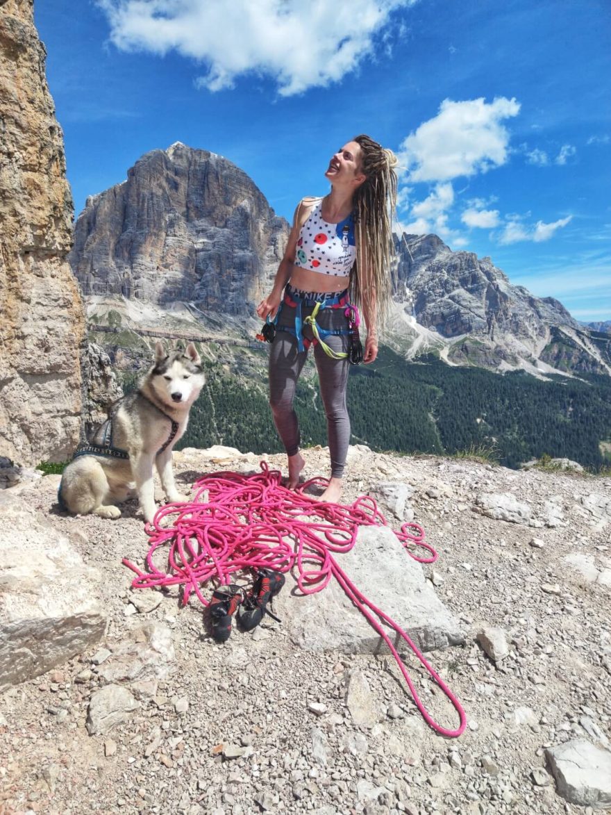 Lucka Kutrová v Dolomitech, plnění položky vylézt na skálu Tre Cime - Dibonova hrana 550m