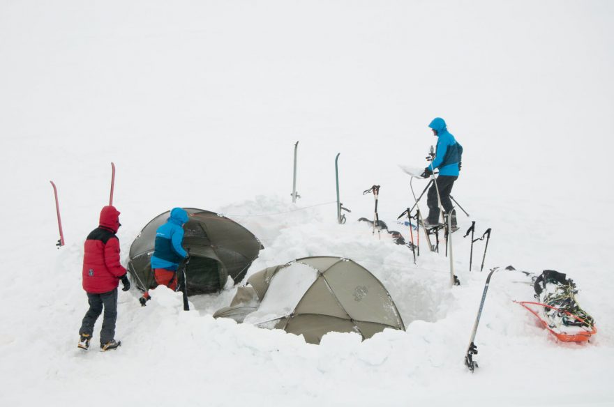 Táboření ve vánici znamená prakticky nepřetržitou péči o tábor.