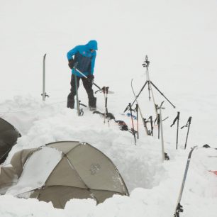 Táboření ve vánici znamená prakticky nepřetržitou péči o tábor.