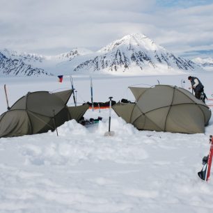 Tepelný komfort při spaní v zimních podmínkách ovlivňuje výběr vhodného místa na tábor i správně postavený a utěsněný stan.