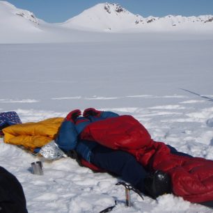 Celkový tepelný komfort výrazně zvýší i chvilka ve spacáku během dne.