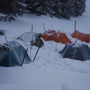 Vhodný stan, kotvení, zabydlování i spací návyky je nejlepší natrénovat třeba v zimních Krkonoších v blízkosti chalupy, kam se dá uchýlit, když něco nefunguje.