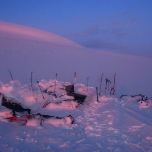 Zapuštění stanu do záhrabu je elegantnější a jednodušší než zástěna, ale hrozí větší nebezpečí úplného zavátí.