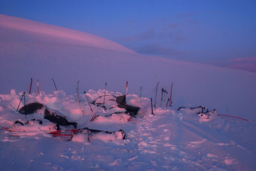 Zapuštění stanu do záhrabu je elegantnější a jednodušší než zástěna, ale hrozí větší nebezpečí úplného zavátí.