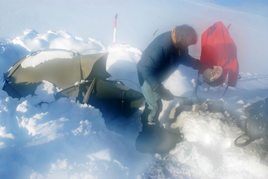 Ráno je někdy nezbytné se ze stanu doslova prohrabat.
