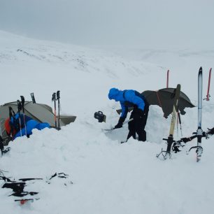 Vyhrabávání bivaku je vítanou příležitostí k pohybu a zahřátí.