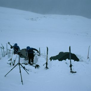 Vyhrabávání bivaku je vítanou příležitostí k pohybu a zahřátí.