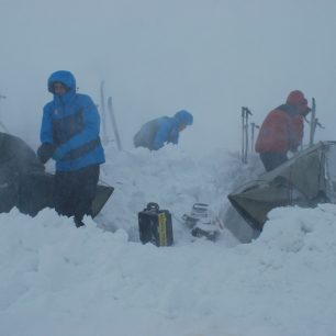 Půlhodina práce s lopatou při přípravě záhrabu je při získávání tělesného tepla nenahraditelná.