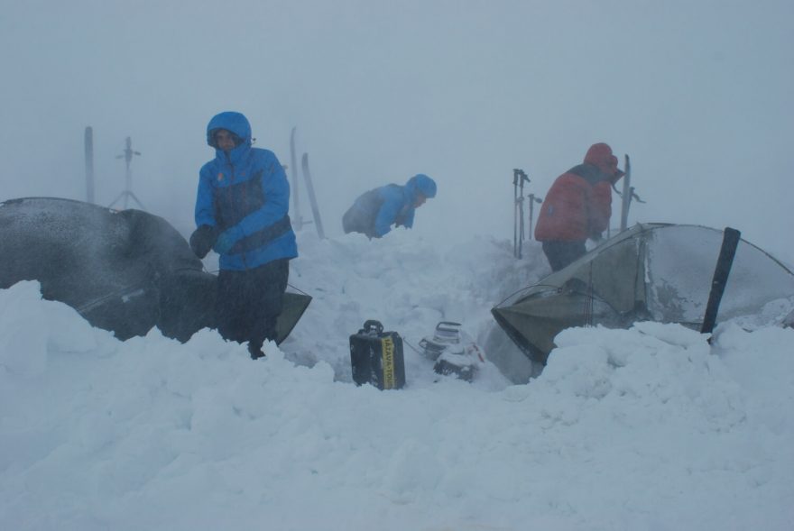 Půlhodina práce s lopatou při přípravě záhrabu je při získávání tělesného tepla nenahraditelná.