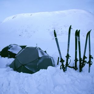 V bezlesých oblastech je jednou z možností, jak se chránit před větrem, sněhová zástěna.