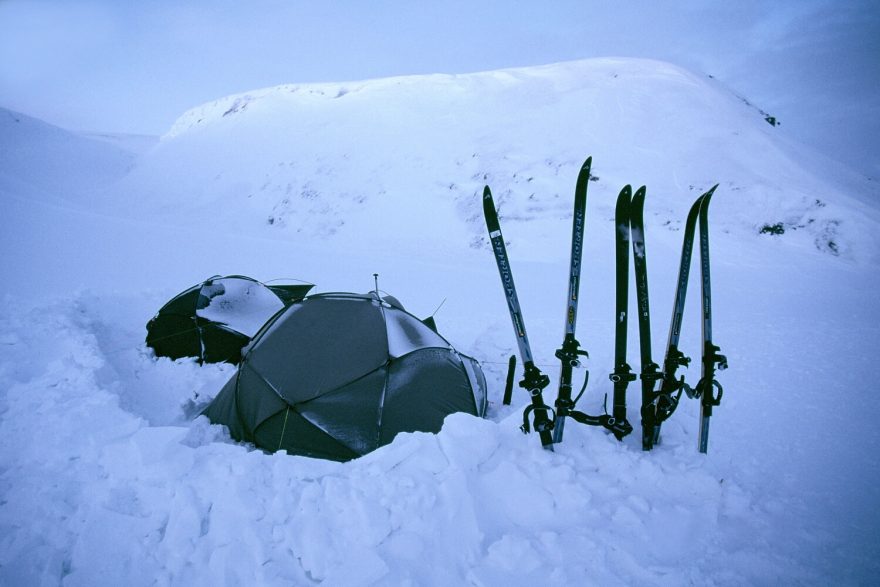 V bezlesých oblastech je jednou z možností, jak se chránit před větrem, sněhová zástěna.