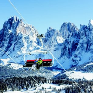 Lyžařské středisko v malebné oblasti Seiser Alm, Alpe di Siusi, Jižní Tyrolsko, Dolomity.