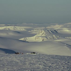 Polární tábor uprostřed mrazivé pustiny.