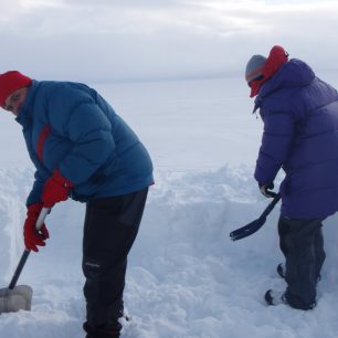 Půlhodina práce s lopatou při přípravě záhrabu je při získávání tělesného tepla nenahraditelná.