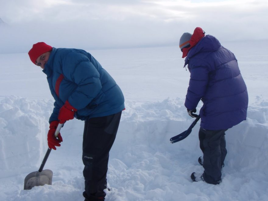 Půlhodina práce s lopatou při přípravě záhrabu je při získávání tělesného tepla nenahraditelná.
