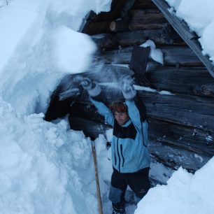 Vyhrabávání bivaku je vítanou příležitostí k pohybu a zahřátí.