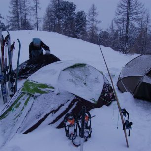 Při táboření v lese stromy poskytují přirozenou ochranu před větrem.