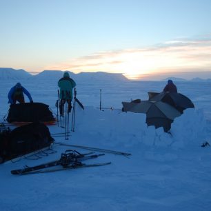 V bezlesých oblastech je jednou z možností, jak se chránit před větrem, sněhová zástěna.