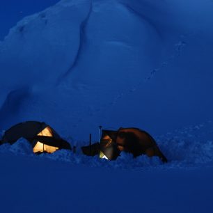 V bezlesých oblastech je jednou z možností, jak se chránit před větrem, sněhová zástěna.