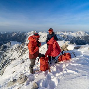 Technická péřová bunda Mountain Equipment Baltoro Jacket obstojí i v extrémních podmínkách.