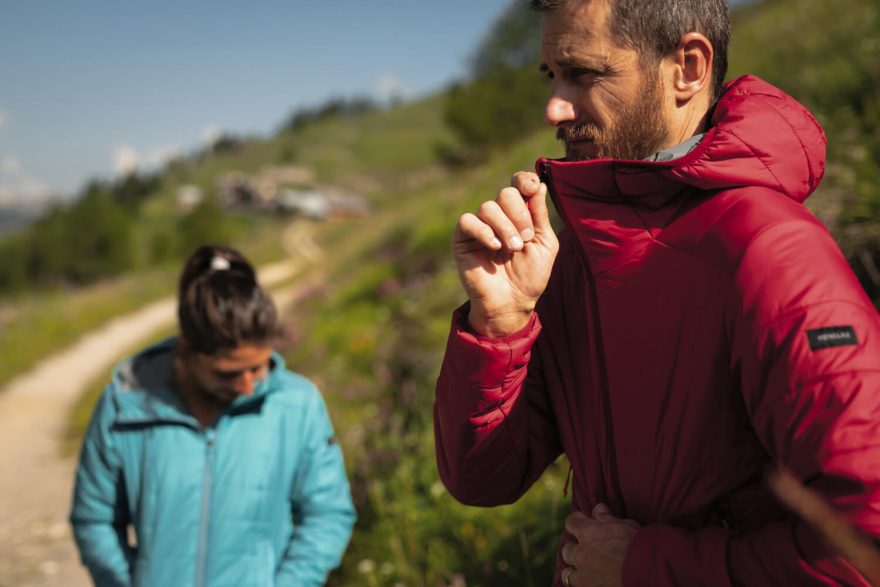 Výplň turistické bundy Forclaz Trek 100 tvoří ze 70 % recyklovaný polyester.