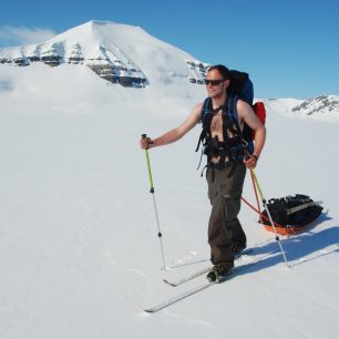 Vlídná Arktida - BC lyže řežou stopu do neporušeného sněhu Špicberků.