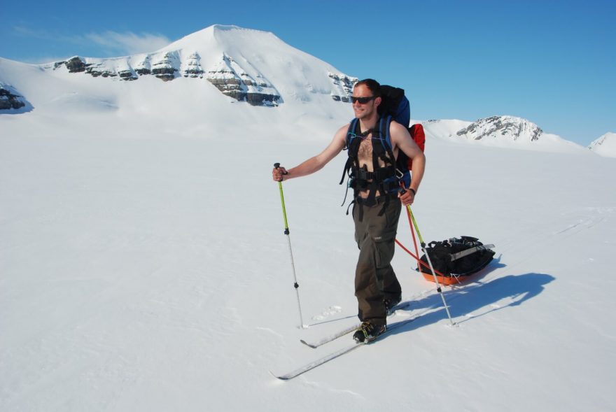 Vlídná Arktida - BC lyže řežou stopu do neporušeného sněhu Špicberků.