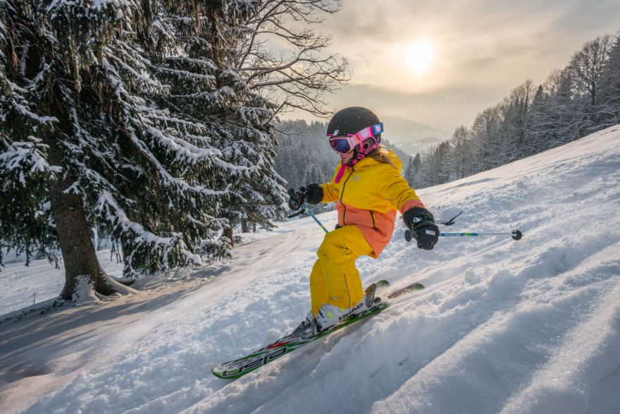 Třetí svrchní vrstva oblečení chrání před vnějšími vlivy. Je nepromokavá, ale propustná, aby se všechna vlhkost, kterou spodní vrstvy odvádí pryč od těla, mohla odpařovat.