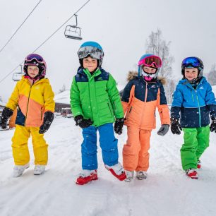 Správně zvolené oblečení zajistí, že si děti radovánky na sněhu opravdu užijí.