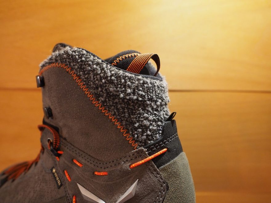 Komín boty je pružný a zateplený ovčí vlnou z Tyrolska. Díky použitým technologiím je komín pevný a neomezuje v pohybu.