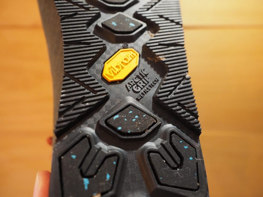 Směs podrážky je měkká a proto není ideální boty využívat k chození mimo sněhovou pokrývku.