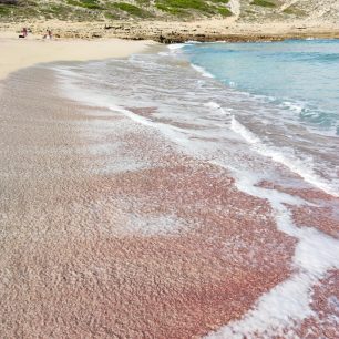 Pláž s růžovým pískem Cala Torta, Mallorca