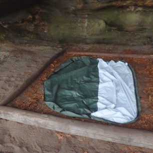 Bivakovací pytel Full Zip II lze díky prodlouženému zipu, chráněného légou lze kompletně rozepnout a použít jako podložku