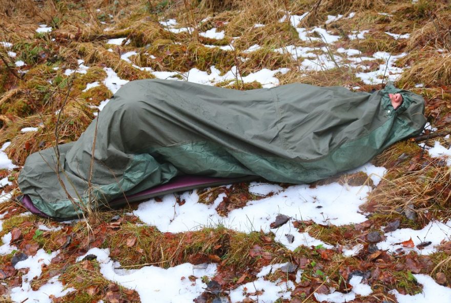Bivakovací pytel Yate zvyšuje teplotní komfort, což se třeba při spaní na sněhu velice hodí