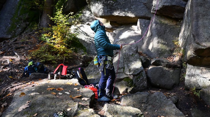 Boky, ramena a kapuce je zaizolována syntetickým materiálem - SALOMON OUTLINE DOWN