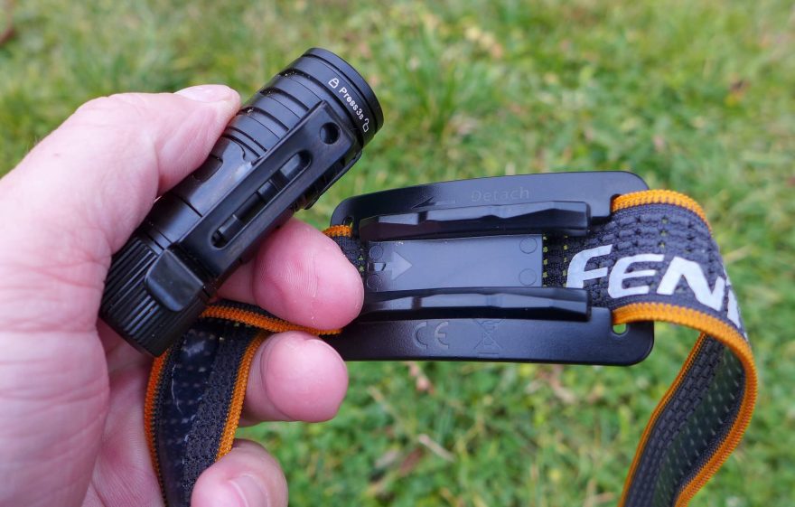 Čelovka se pomocí kovové spony nasune do držáku z odolného plastu.