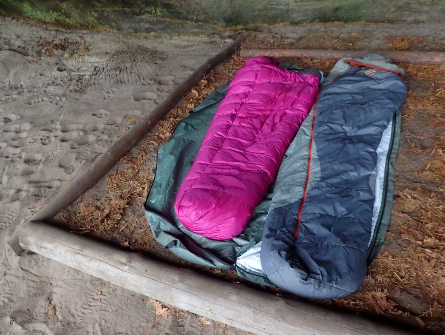 Z bivakovacího pytle od Yate lze po úplném rozepnutí bytelnému zipu vyrobit i ležení