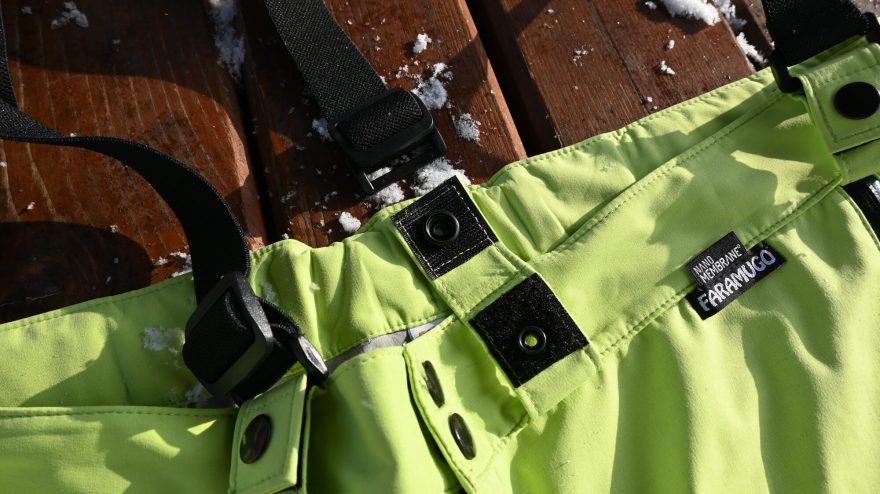 Detail fixace kšand na kalhotách Faramugo Buuraha